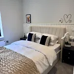 2-bed With Balcony & Parking Harrogate