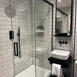 Appartement 2-bed With Balcony & Parking
