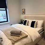 Appartement 2-bed With Balcony & Parking *
