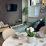 2-bed With Balcony & Parking Daire Harrogate