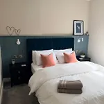 Apartamento Hill House Luxury 2-bedroom With Balcony & Free Parking, 2 X King Sized Beds