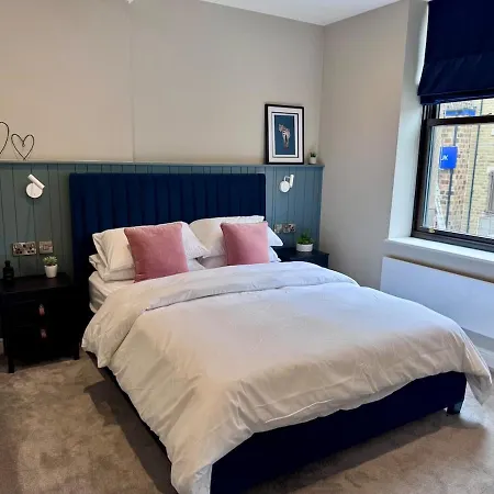 Hill House Luxury 2-bedroom With Balcony & Free Parking, 2 X King Sized Beds 아파트 해러게이트