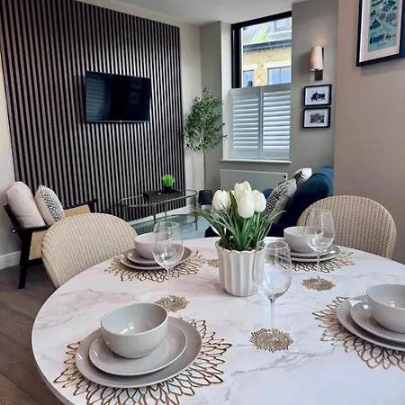 Hill House Luxury 2-bedroom With Balcony & Free Parking, 2 X King Sized Beds Appartement *