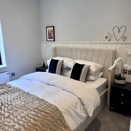 Hill House Luxury 2-bedroom With Balcony & Free Parking, 2 X King Sized Beds 해러게이트