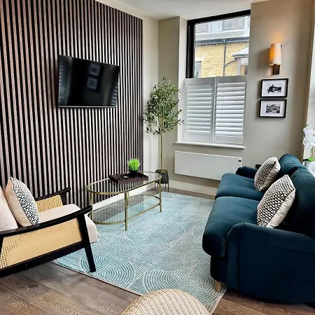 Hill House Luxury 2-bedroom With Balcony & Free Parking, 2 X King Sized Beds *