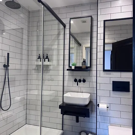 Hill House Luxury 2-bedroom With Balcony & Free Parking, 2 X King Sized Beds