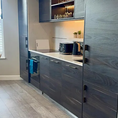 Hill House Luxury 2-bedroom With Balcony & Free Parking, 2 X King Sized Beds 아파트 해러게이트