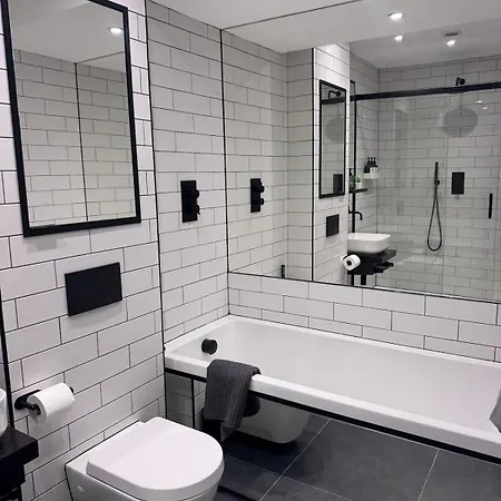 아파트 Hill House Luxury 2-bedroom With Balcony & Free Parking, 2 X King Sized Beds 해러게이트