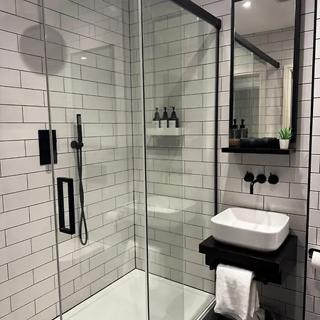 아파트 Hill House Luxury 2-bedroom With Balcony & Free Parking, 2 X King Sized Beds