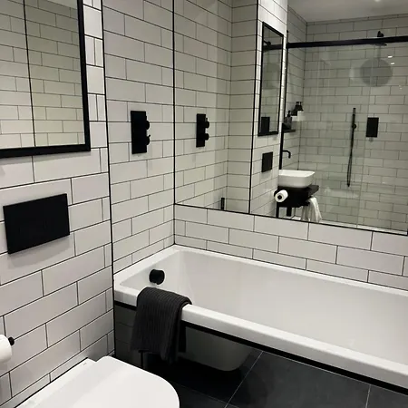 Hill House Luxury 2-bedroom With Balcony & Free Parking, 2 X King Sized Beds