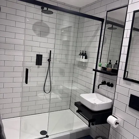 Hill House Luxury 2-bedroom With Balcony & Free Parking, 2 X King Sized Beds * 해러게이트