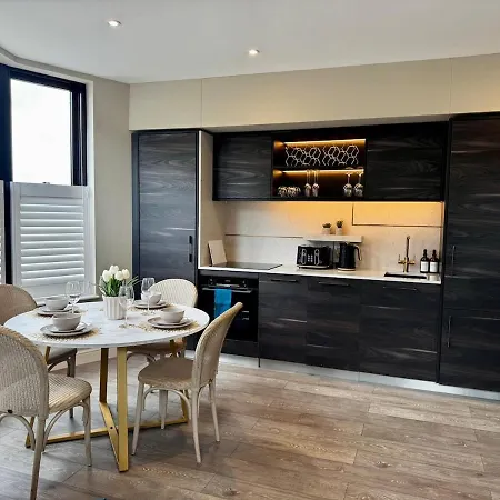 Hill House Luxury 2-bedroom With Balcony & Free Parking, 2 X King Sized Beds 아파트 해러게이트