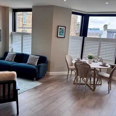 Hill House Luxury 2-bedroom With Balcony & Free Parking, 2 X King Sized Beds 아파트