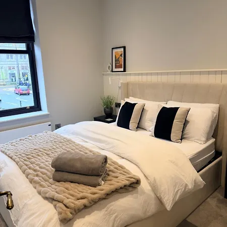 아파트 Hill House Luxury 2-bedroom With Balcony & Free Parking, 2 X King Sized Beds *