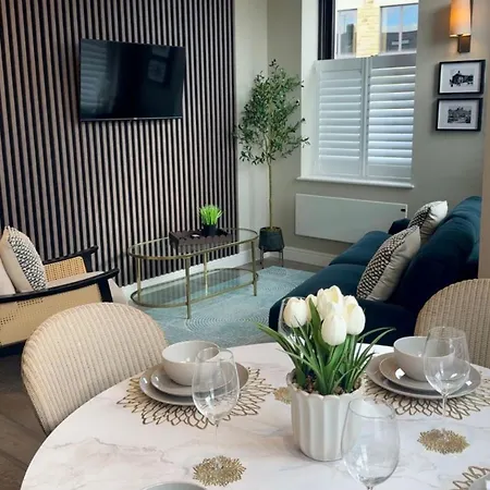Hill House Luxury 2-bedroom With Balcony & Free Parking, 2 X King Sized Beds 아파트 해러게이트
