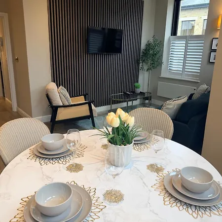 Hill House Luxury 2-bedroom With Balcony & Free Parking, 2 X King Sized Beds