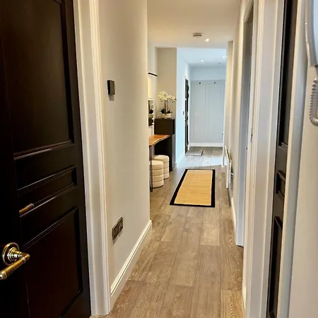 Hill House Luxury 2-bedroom With Balcony & Free Parking, 2 X King Sized Beds 아파트 *