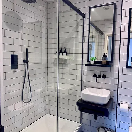 Hill House Luxury 2-bedroom With Balcony & Free Parking, 2 X King Sized Beds *