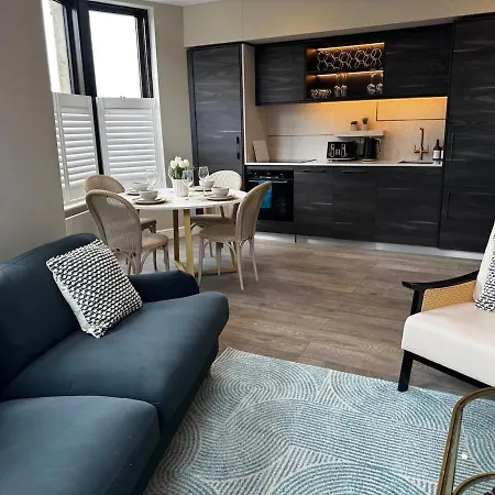 Hill House Luxury 2-bedroom With Balcony & Free Parking, 2 X King Sized Beds 해러게이트