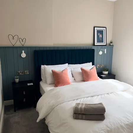 아파트 Hill House Luxury 2-bedroom With Balcony & Free Parking, 2 X King Sized Beds