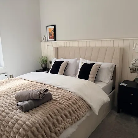 아파트 Hill House Luxury 2-bedroom With Balcony & Free Parking, 2 X King Sized Beds *