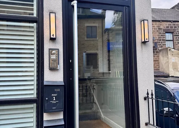 2-bed With Balcony & Parking Harrogate