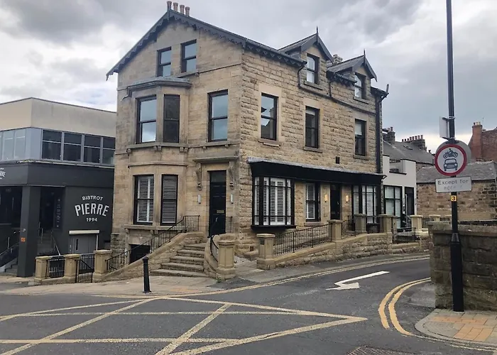2-bed With Balcony & Parking Harrogate