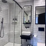 Hill House Luxury 2-bedroom With Balcony & Free Parking, 2 X King Sized Beds
