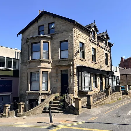 Apartment Hill House Luxury 2-bedroom With Balcony & Free Parking, 2 X King Sized Beds