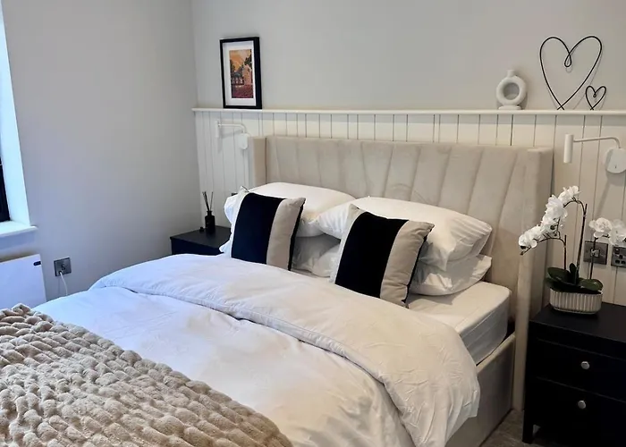 2-bed With Balcony & Parking Harrogate