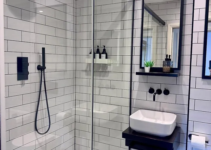 2-bed With Balcony & Parking *